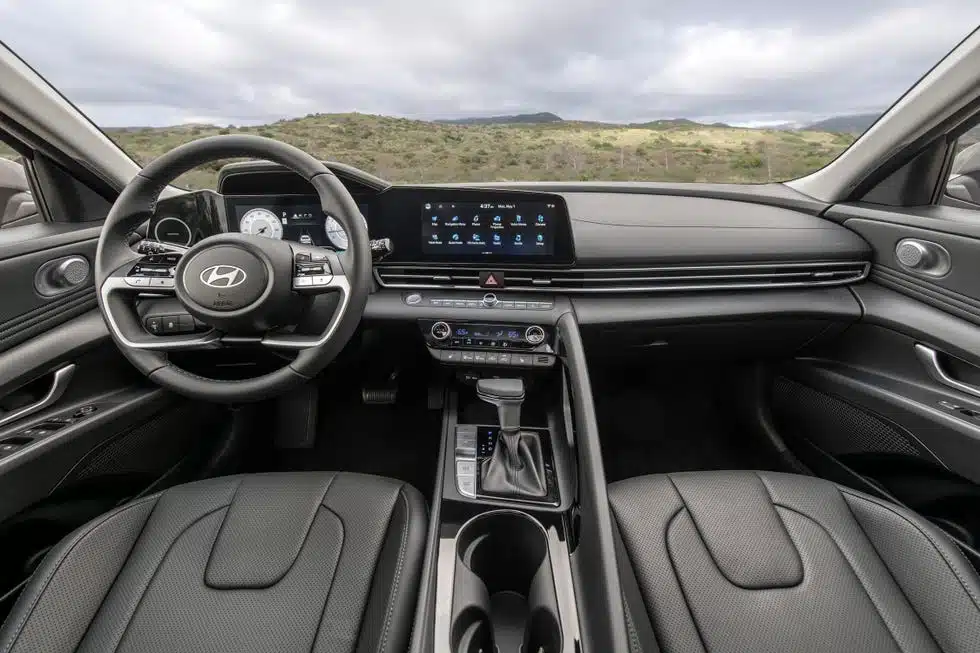 سيارة Hyundai Elantra موديل 2025 الجديدة