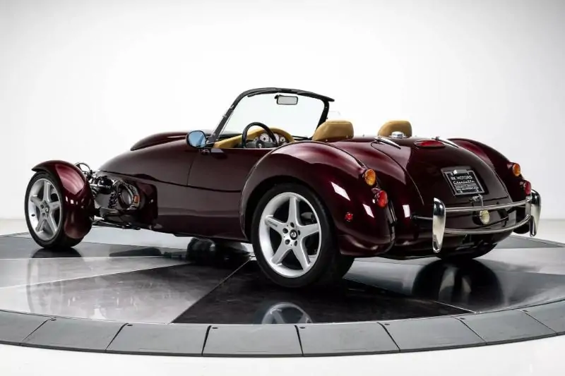 سيارة بانوز إيه آي في رودستر الرياضية